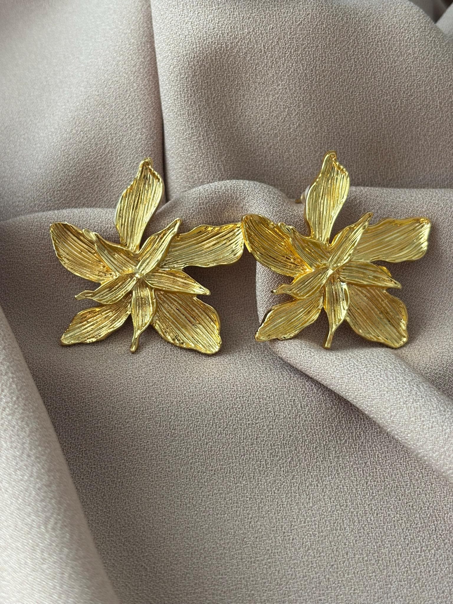 Handgemachte Bronze Blumen Ohrringe 22K Gold Plated, Modernes Design von BuinJewellery