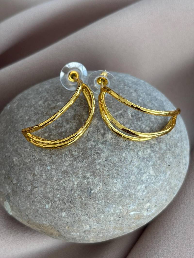 Handgemachte Bronze Kreolen Ohrringe 22K Gold Plated, Modernes Design von BuinJewellery