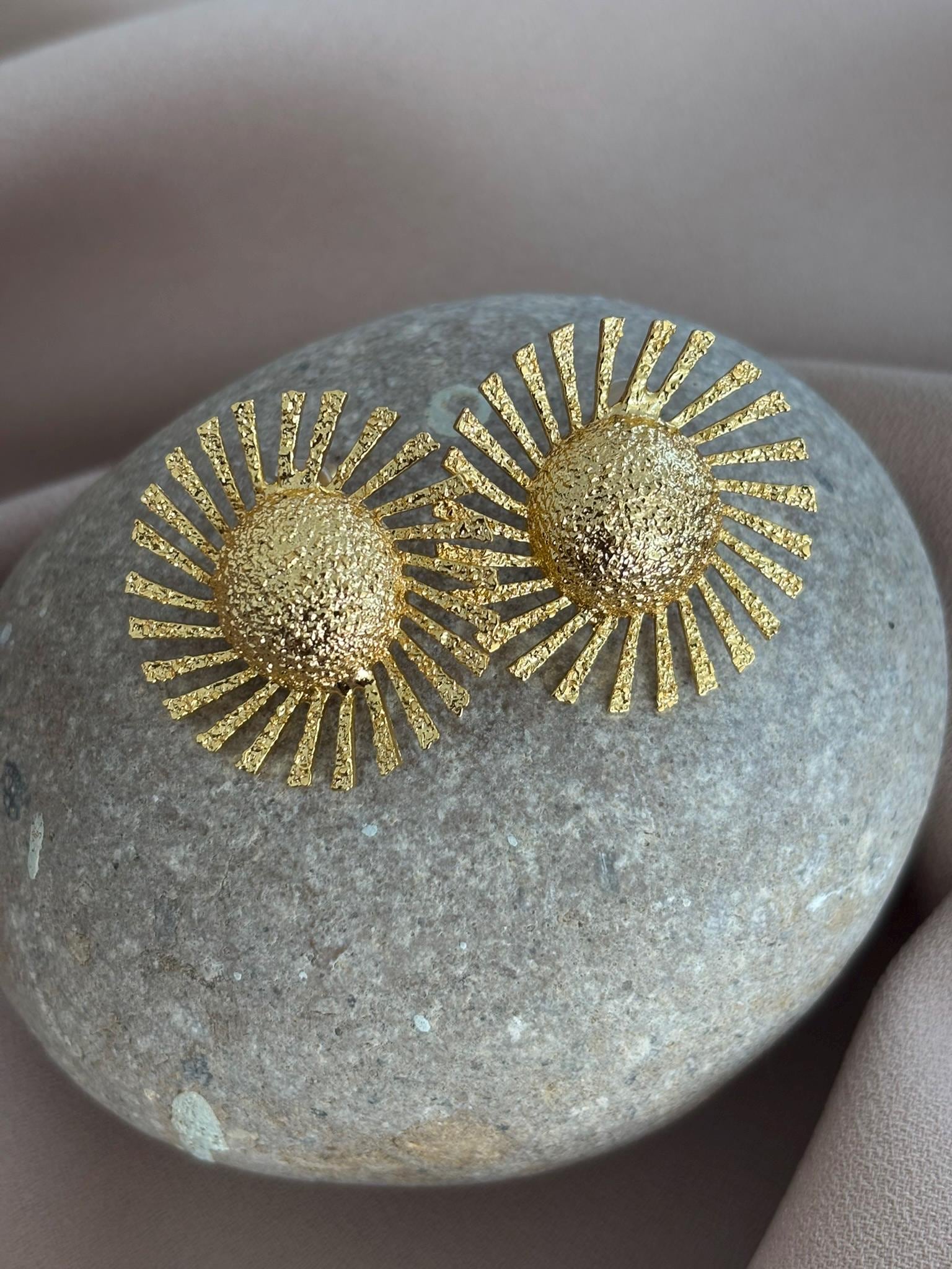 Handgemachte Bronze Sonnen Ohrringe 22K Gold Plated, Modernes Design von BuinJewellery