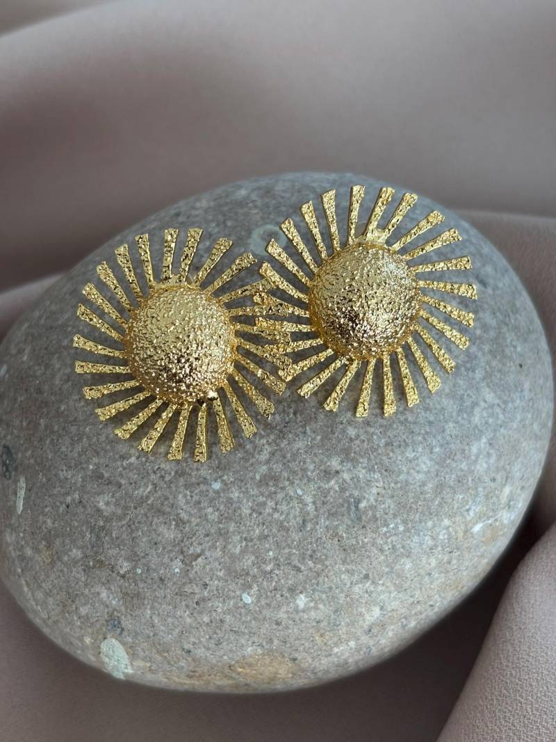 Handgemachte Bronze Sonnen Ohrringe 22K Gold Plated, Modernes Design von BuinJewellery