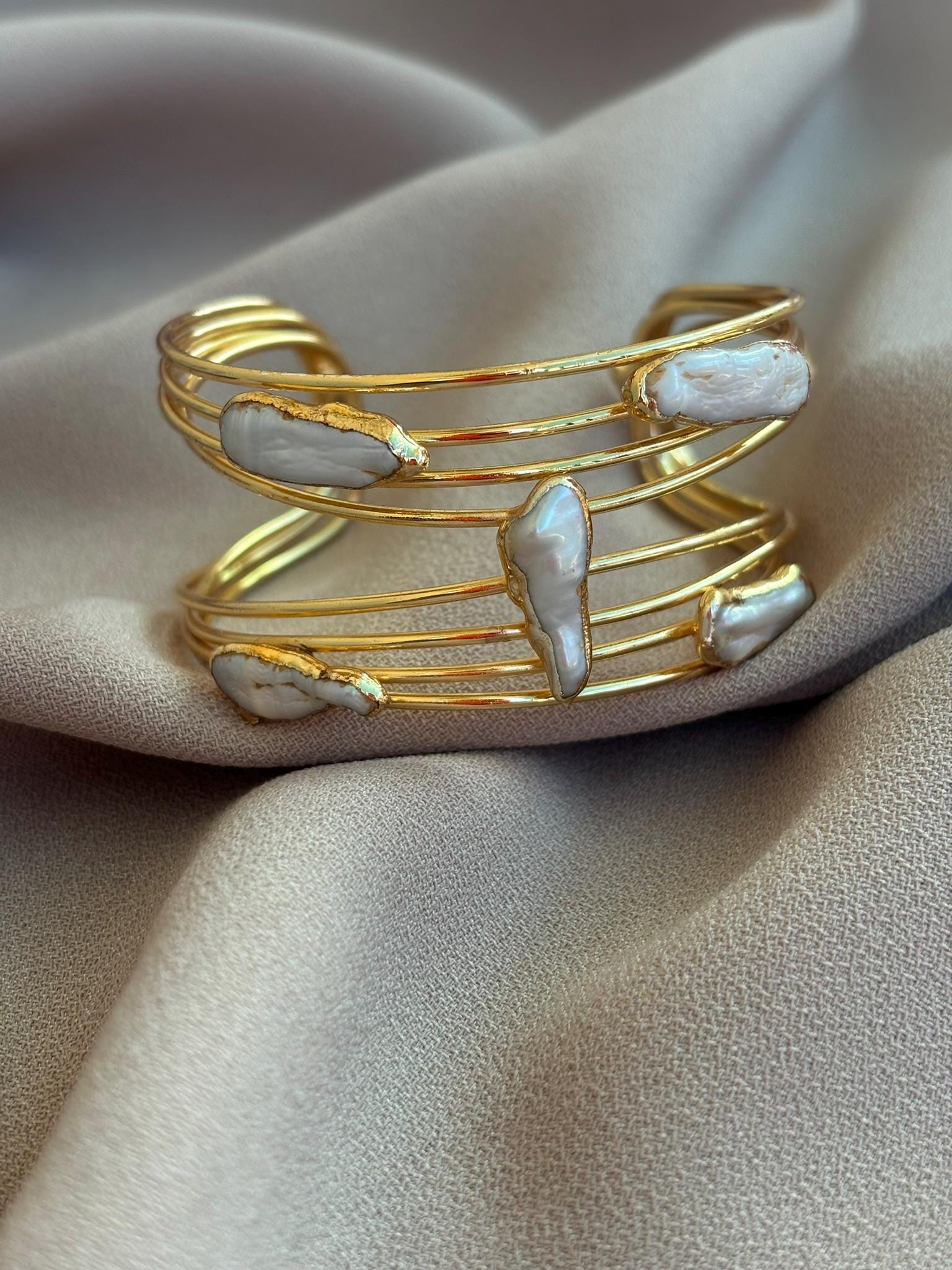 Handgemachtes Gold Manschette Armband Gum Pearl Hochzeitsschmuck von BuinJewellery