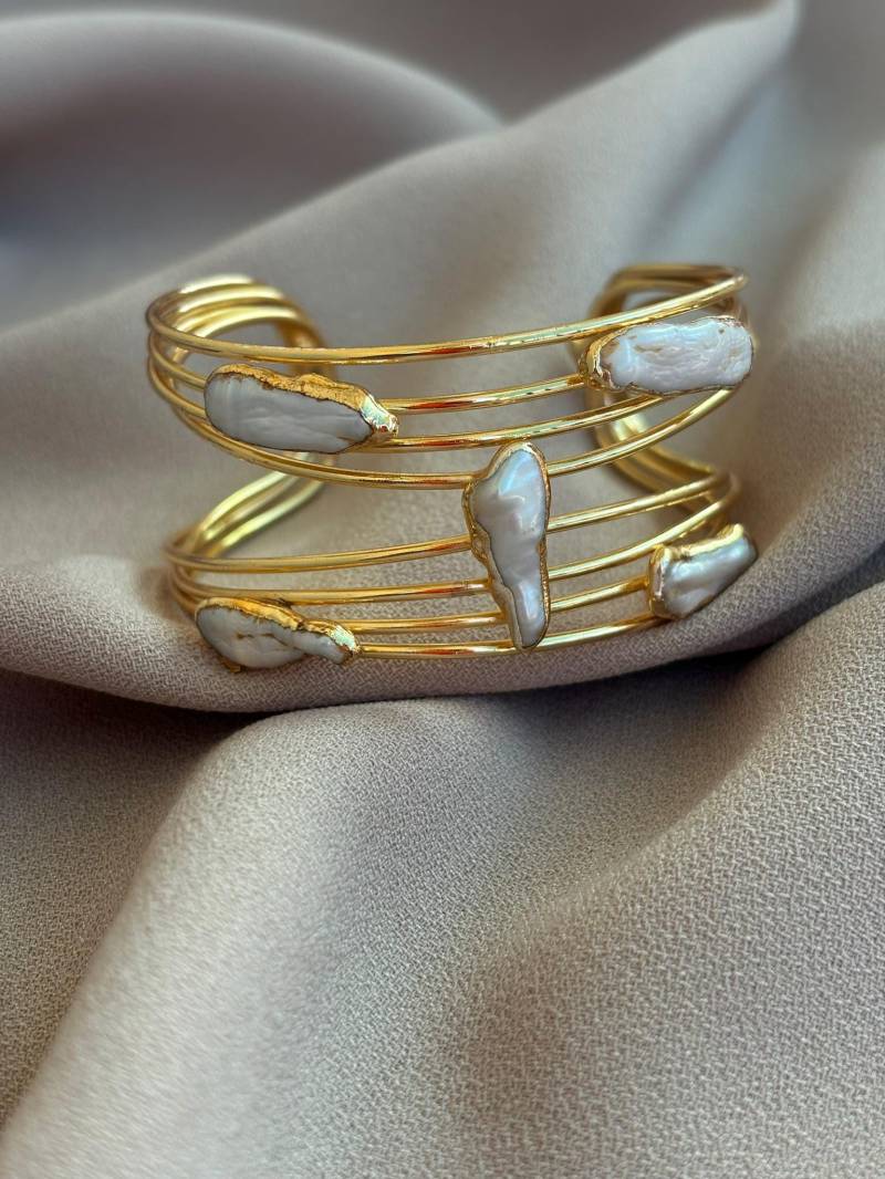 Handgemachtes Gold Manschette Armband Gum Pearl Hochzeitsschmuck von BuinJewellery