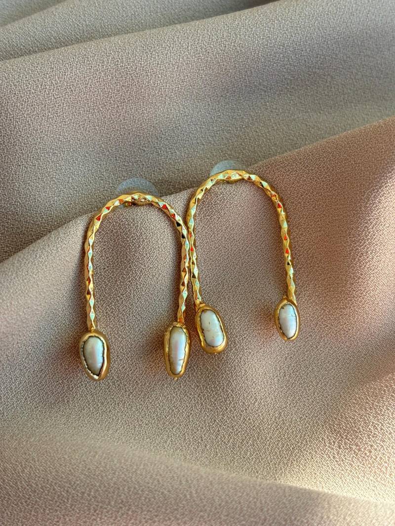 Hufeisen 22K Vergoldete Gerstenperle Ohrringe von BuinJewellery