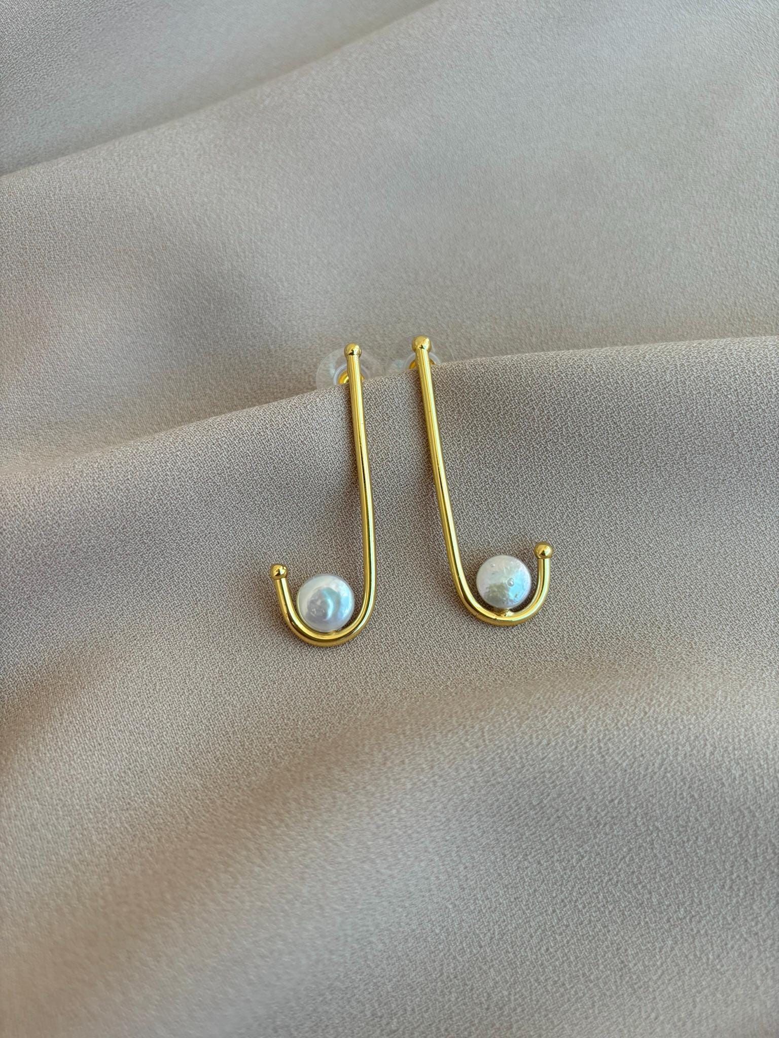 J Förmige Kleine Münze Perle Gold Ohrringe, Elegantes Design, Echte Barock Brautschmuck von BuinJewellery