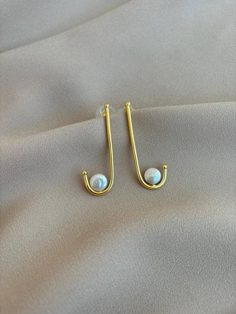 J Förmige Kleine Münze Perle Gold Ohrringe, Elegantes Design, Echte Barock Brautschmuck von BuinJewellery