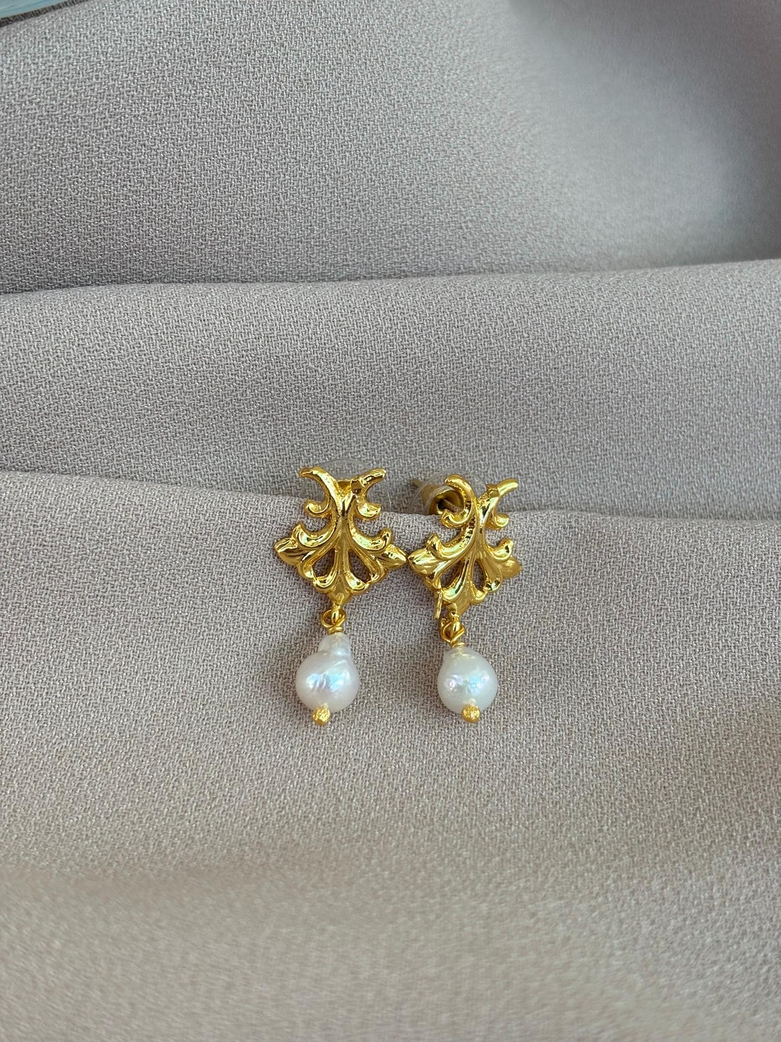 Mini Naturbarock Perlenohrringe, Kleine Feuerball Perle Goldohrringe, Vergoldete Ohrringe von BuinJewellery