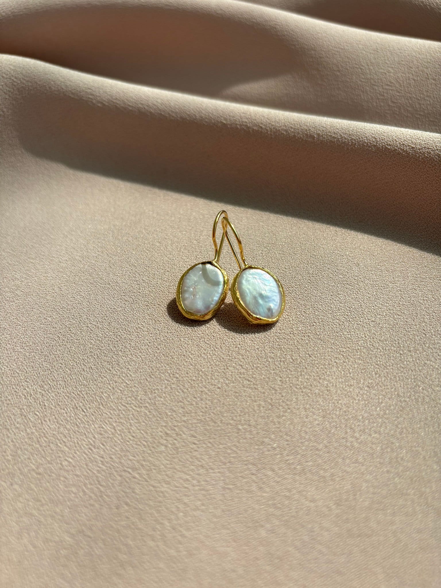 Minimalist Oval Weiße Perlen Ohrringe, Flache Gold Echte Barock von BuinJewellery