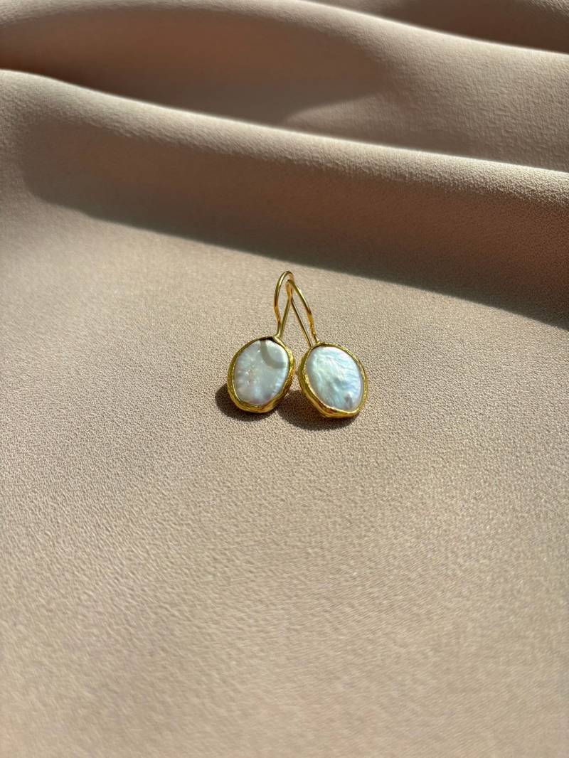 Minimalist Oval Weiße Perlen Ohrringe, Flache Gold Echte Barock von BuinJewellery