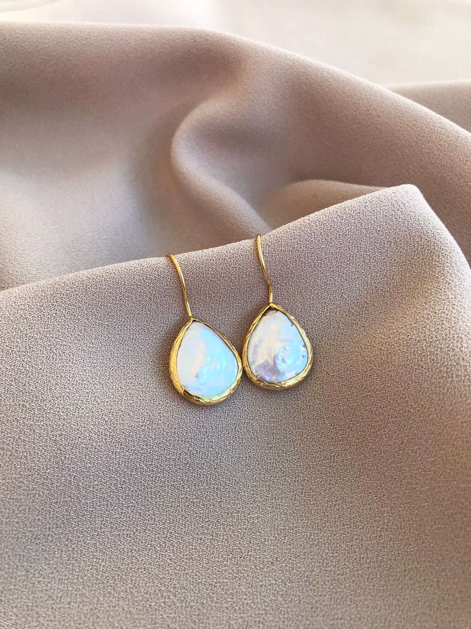 Minimalist Tropfen Perlen Ohrringe, Einfache Gold Echte Barock von BuinJewellery