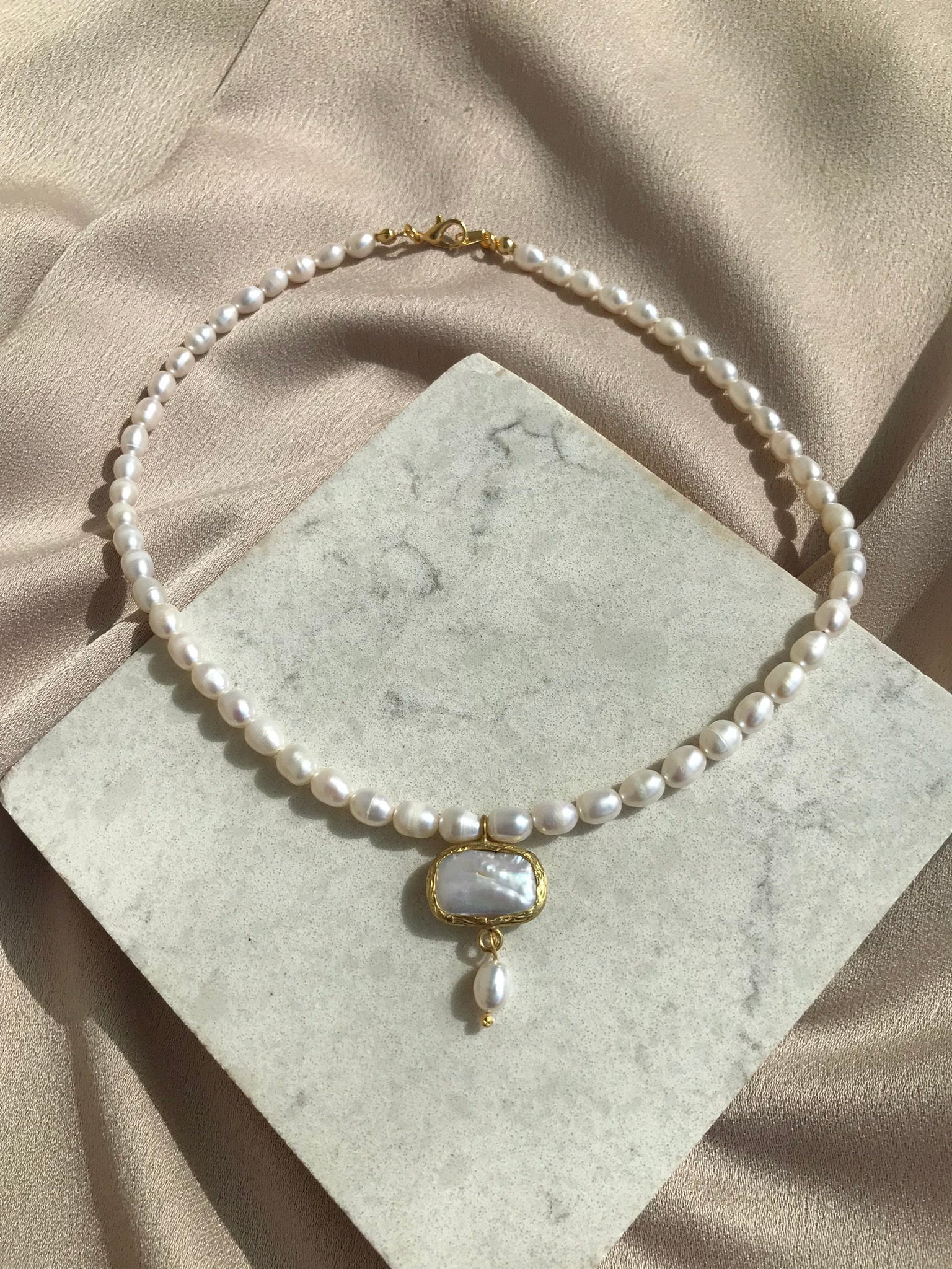 Natürliche Perlen Anhänger Halskette 22K Vergoldete Bronze, Brautschmuck von BuinJewellery