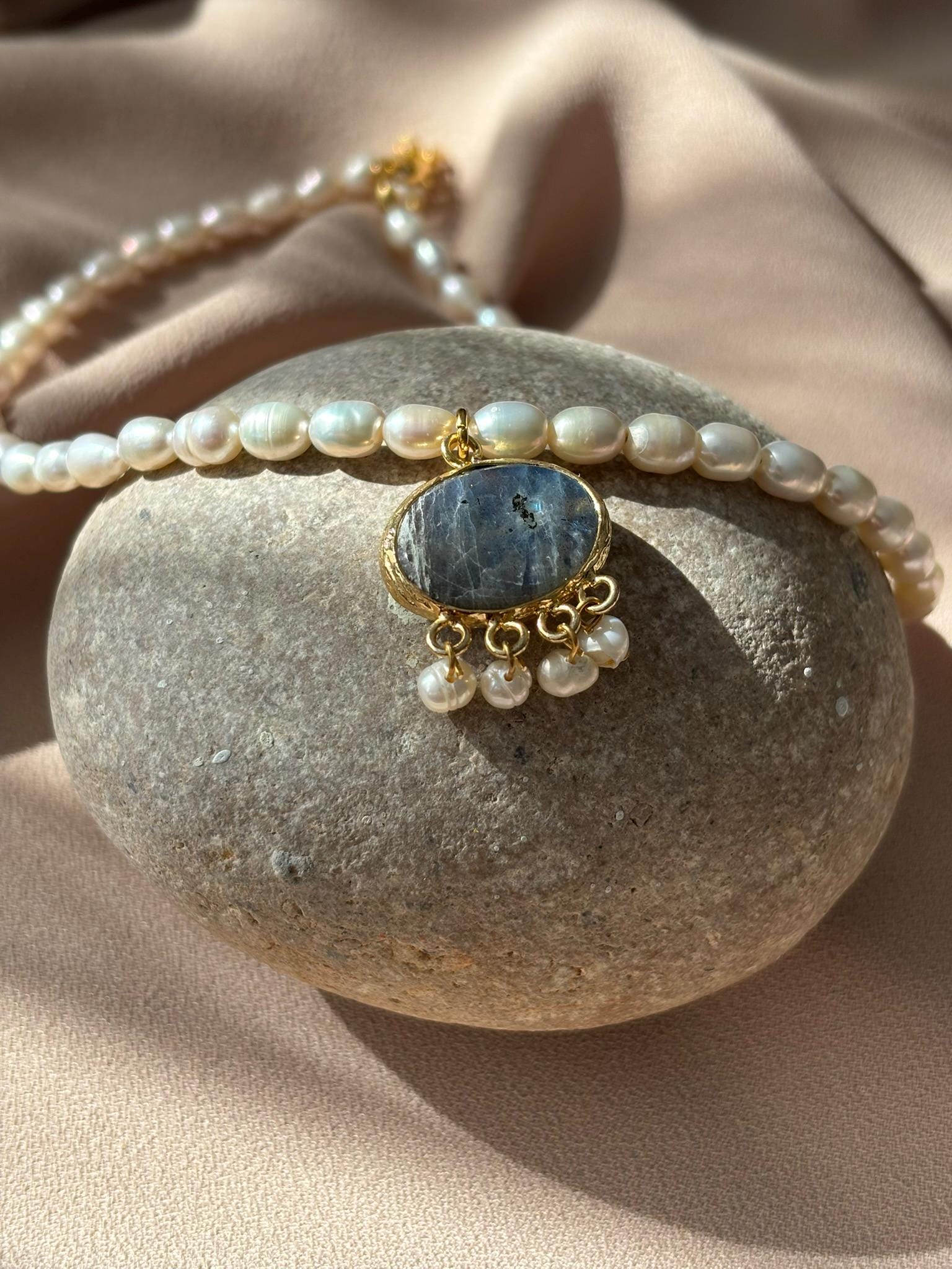 Natürliche Perlen-Design-Halskette Mit Labradorit-stein von BuinJewellery