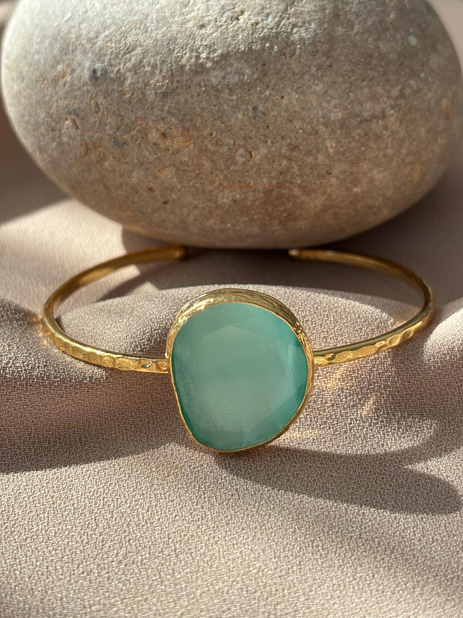 Naturstein-Armbänder, Katzenauge-stein-Armband, Manschettenarmband, Verstellbares Goldarmband von BuinJewellery