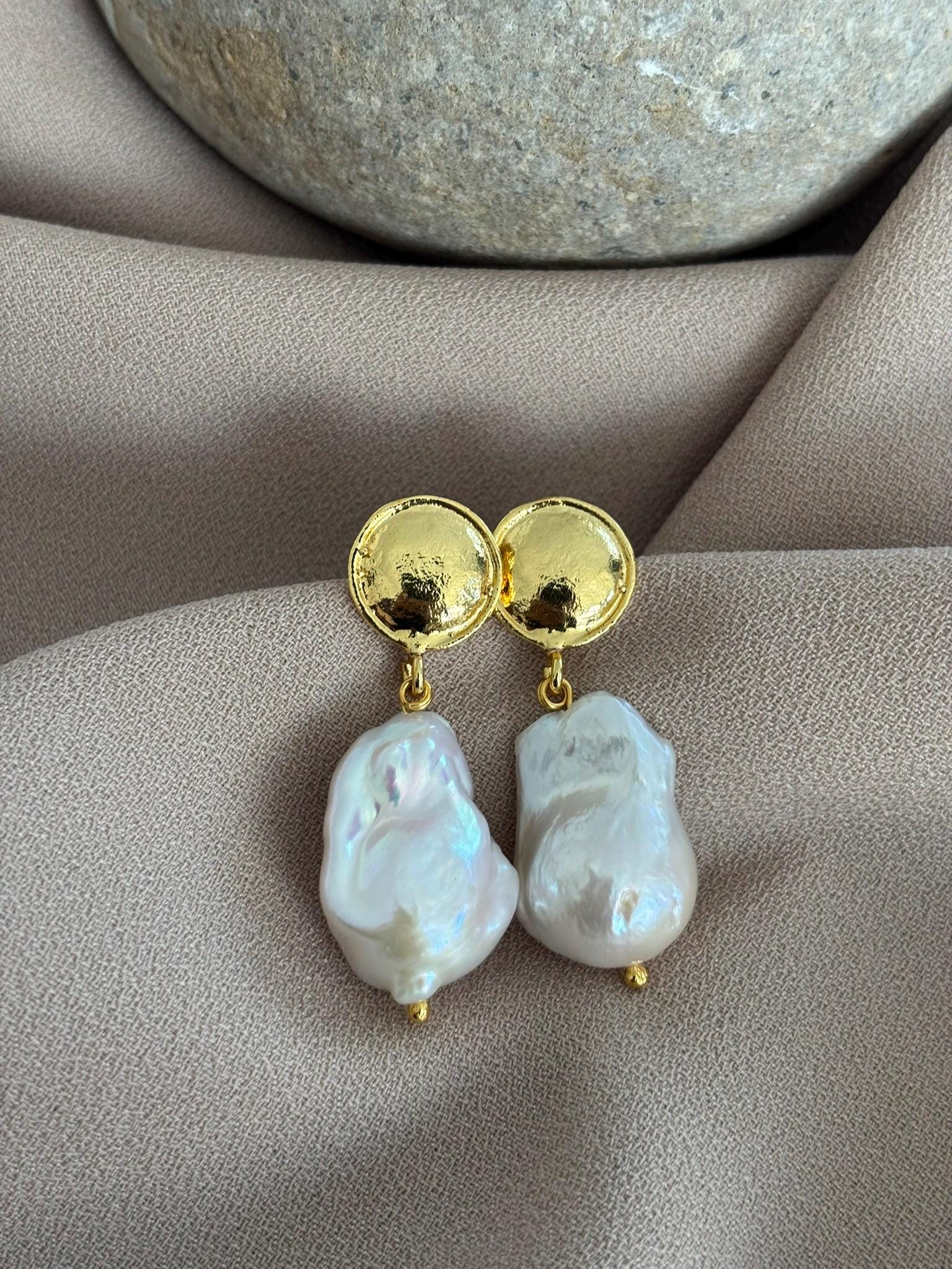 Neu Flach Gegossene Krone Natürliche Barockperle Ohrringe, Große Feuerball Perle Gold Leverback Hochzeit, Geschenk Für Frauen von BuinJewellery