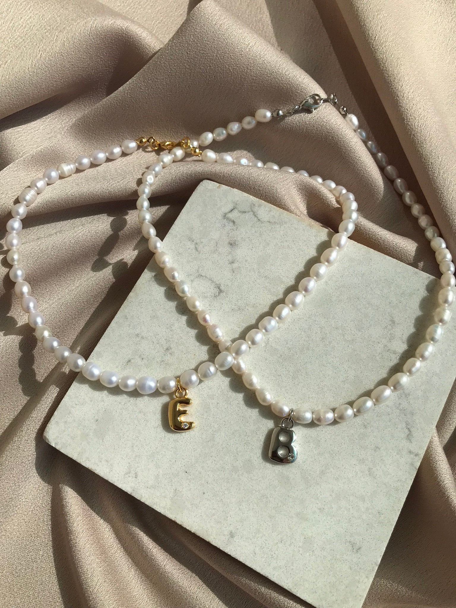 Perlen Initial Kette 22K Vergoldeter Buchstabe Anhänger, Süsswasserperle von BuinJewellery