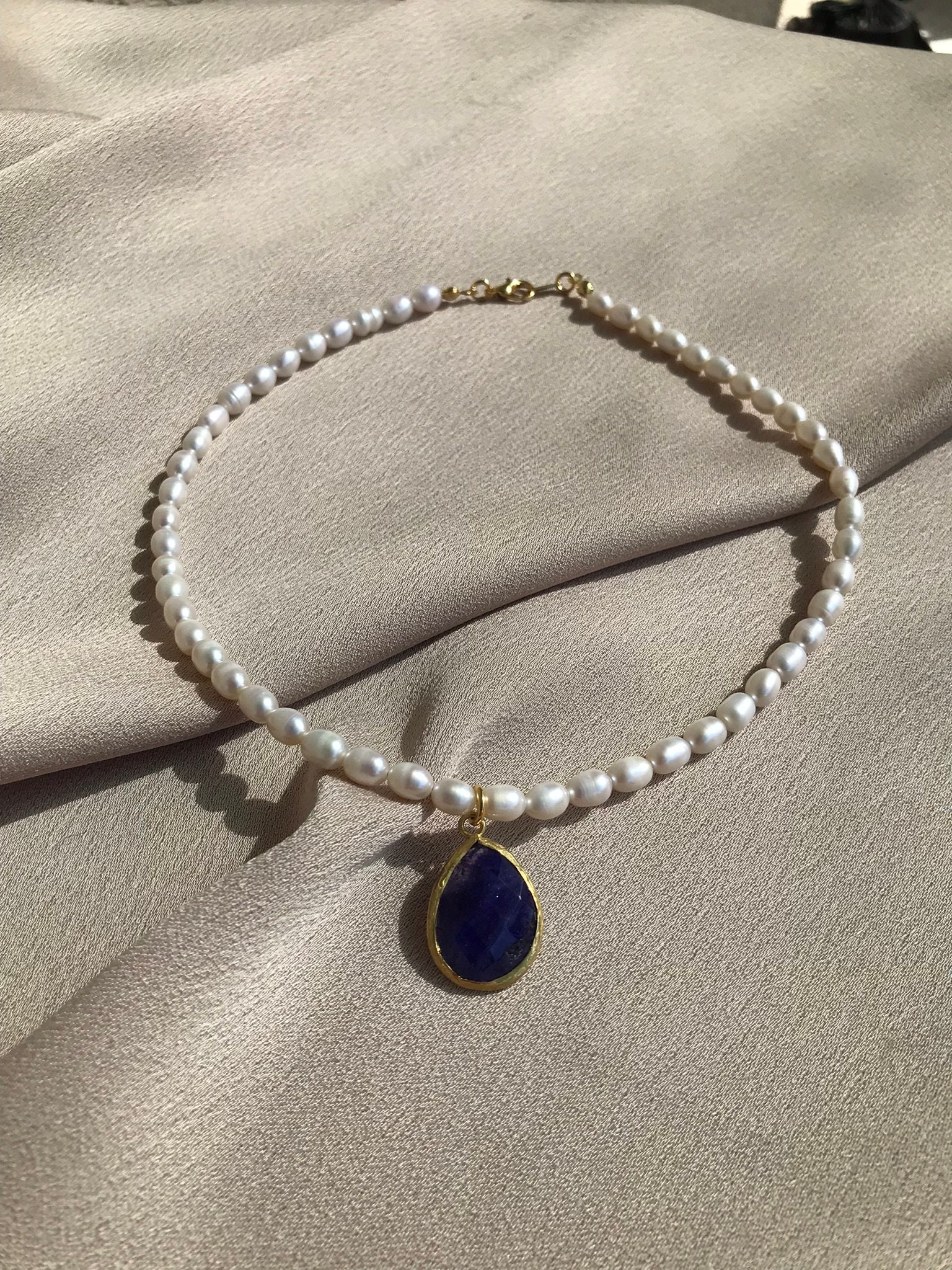 Saphir & Perlenkette 22K Vergoldete Bronze, Brautschmuck von BuinJewellery