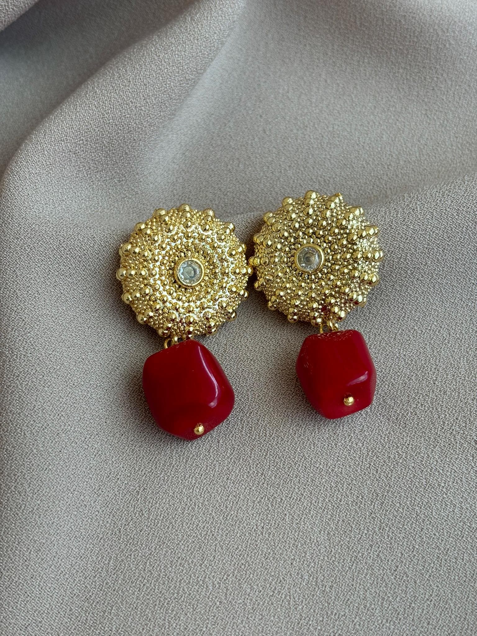 Snail Cast Zirkon Top Natürliche Korallen Stein Ohrringe von BuinJewellery