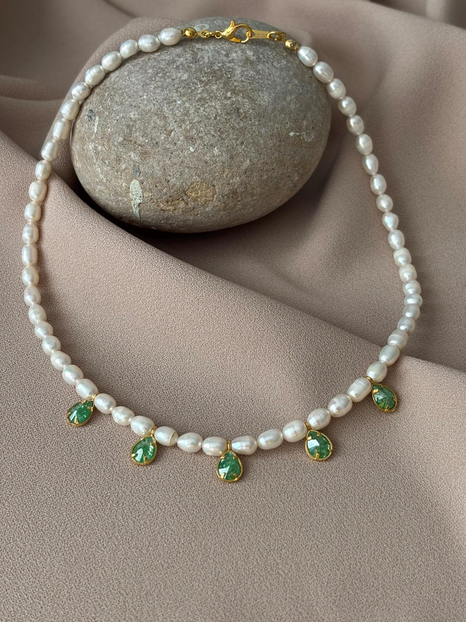 Tropfen-Grün-Zirkon Stein-Natur-Perle-Design-Halskette von BuinJewellery