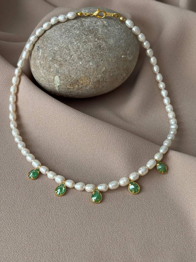 Tropfen-Grün-Zirkon Stein-Natur-Perle-Design-Halskette von BuinJewellery