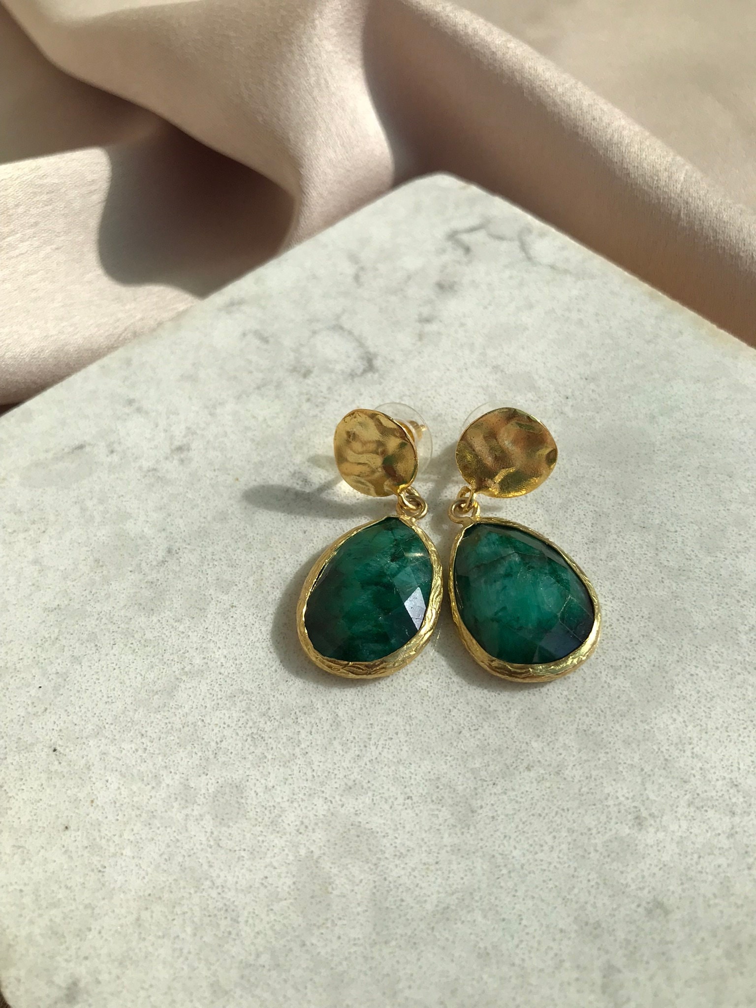 Tropfen Smaragd Kronen Naturstein Ohrringe von BuinJewellery