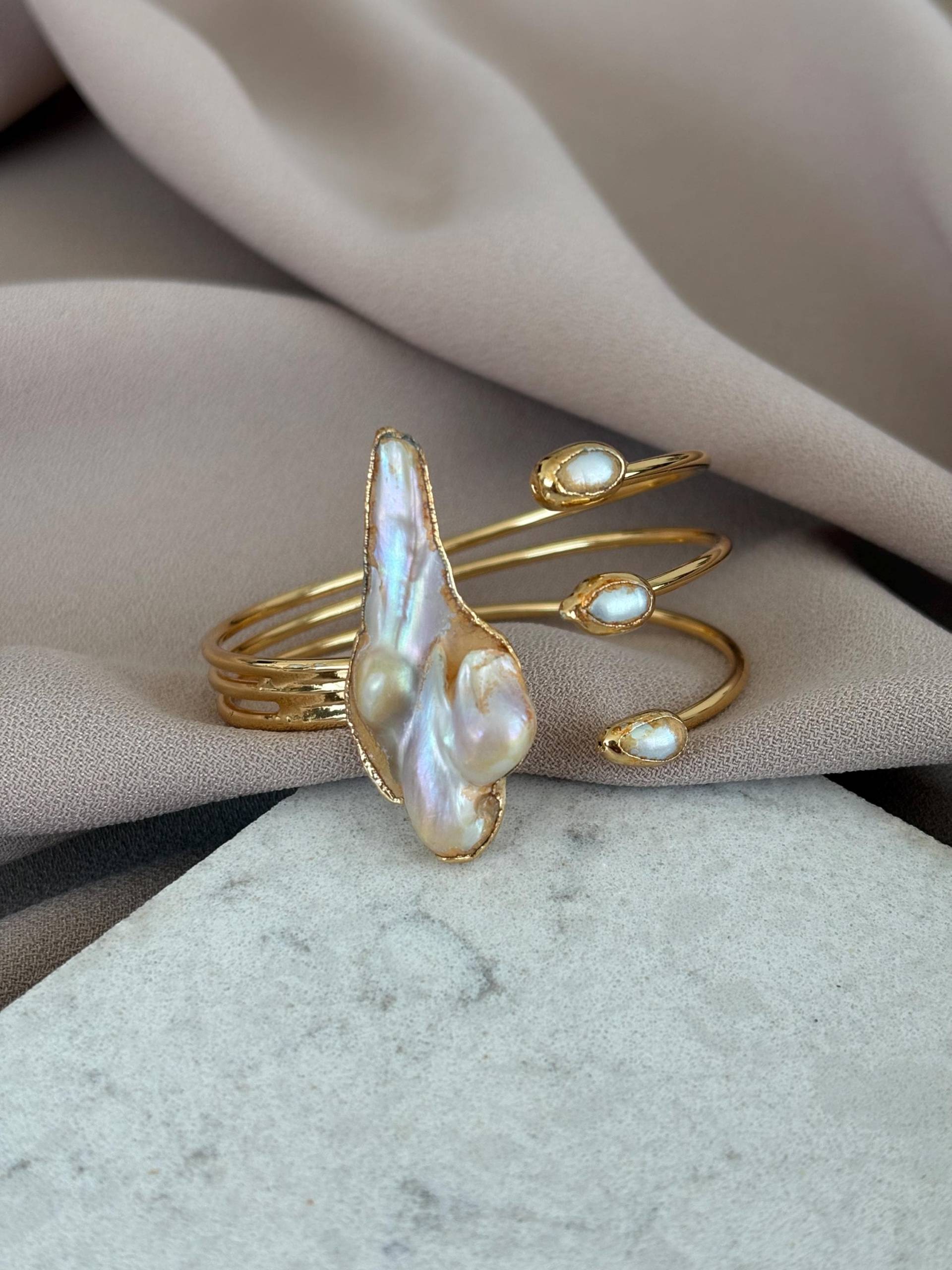 Unregelmäßige Knochen Und Barley Pearl Kombination Design Cuff Armband von BuinJewellery