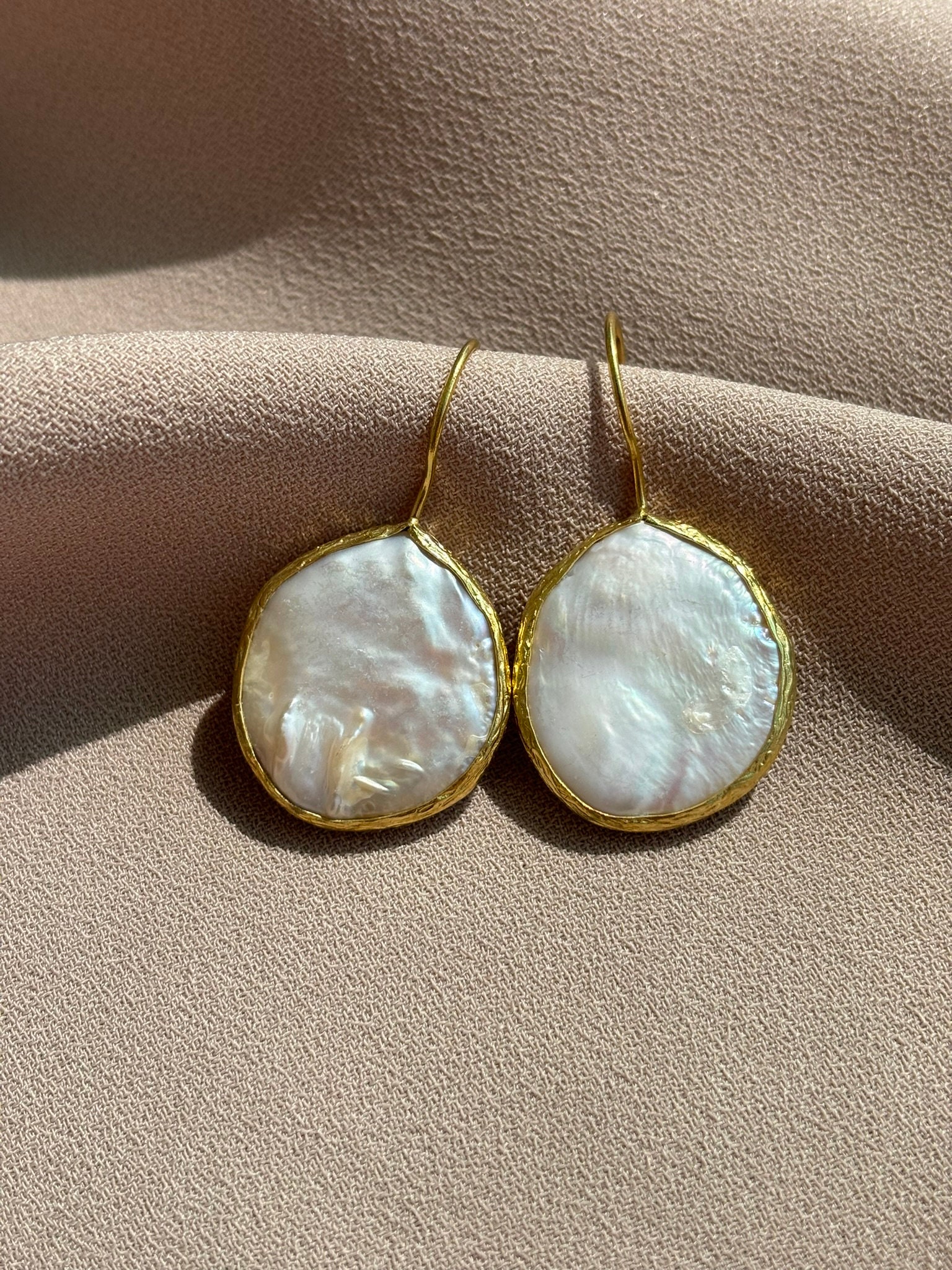 Vergoldete Barock Perlen Ohrringe Eleganter Brautschmuck von BuinJewellery