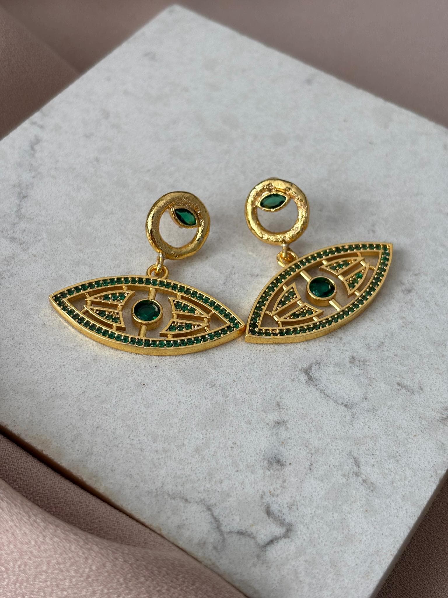 Vergoldete Bronzeaugen-Ohrringe Grüne Zirkonstein-Ohrringe von BuinJewellery