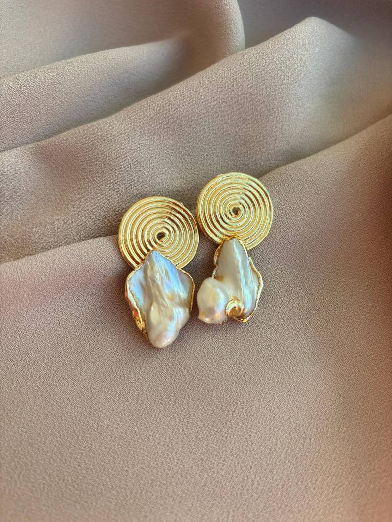 Vergoldete Knochenperlen-Ohrringe Elegante Messinganhänger von BuinJewellery