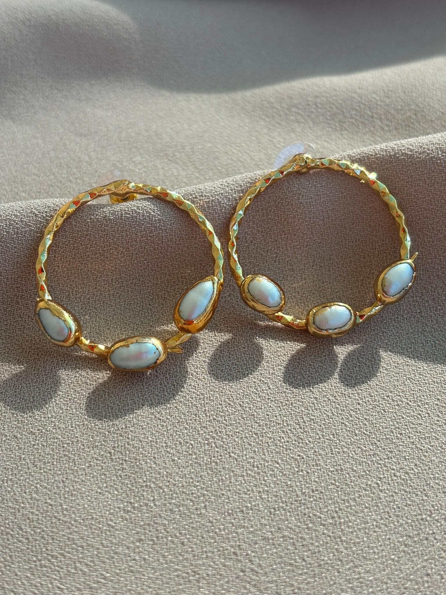 Vergoldete Perlenohrringe Elegantes Messingguss Design von BuinJewellery