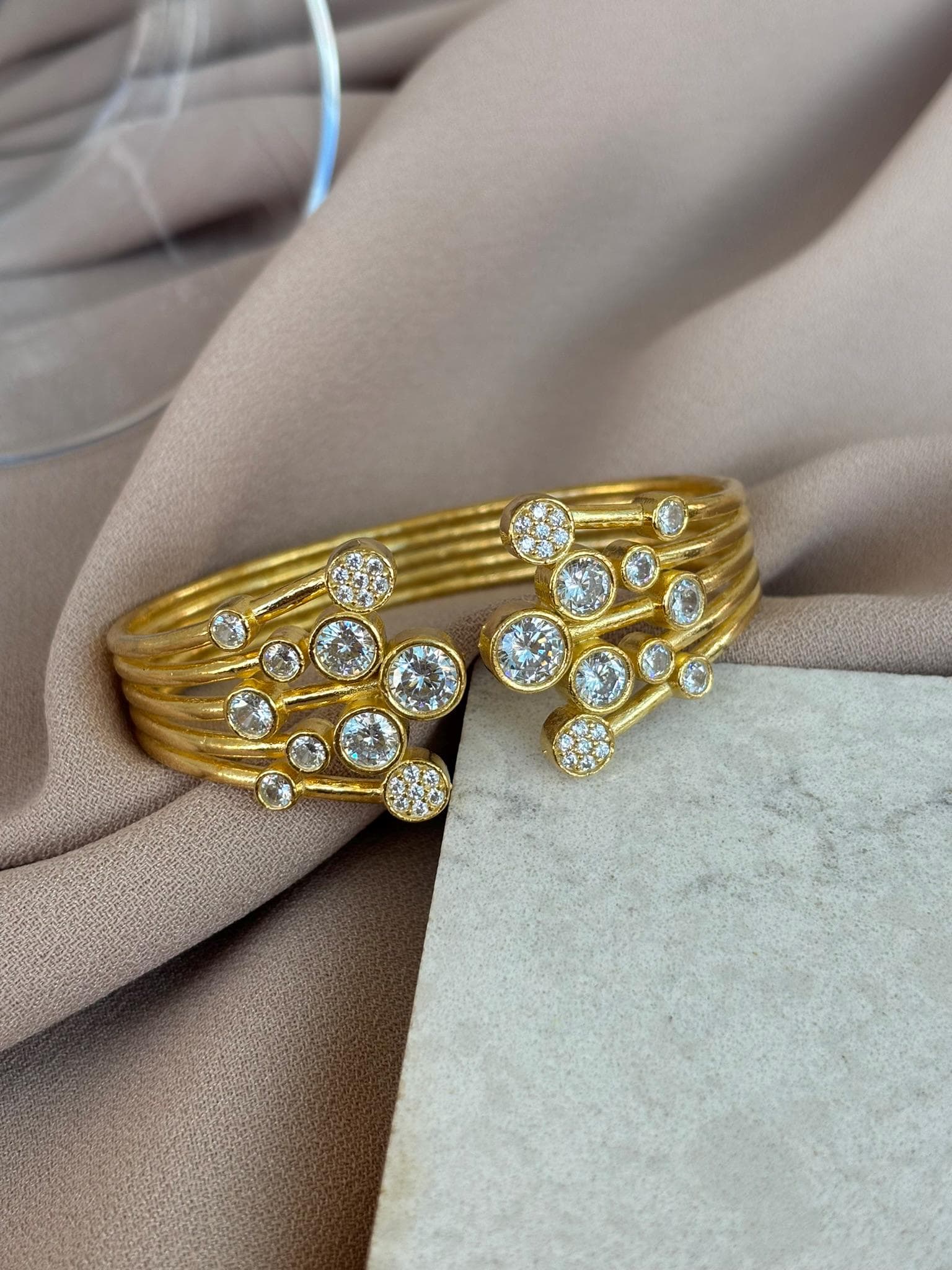 Vergoldetes Zirkonstein-Armband Verstellbare, Elegante Manschette von BuinJewellery