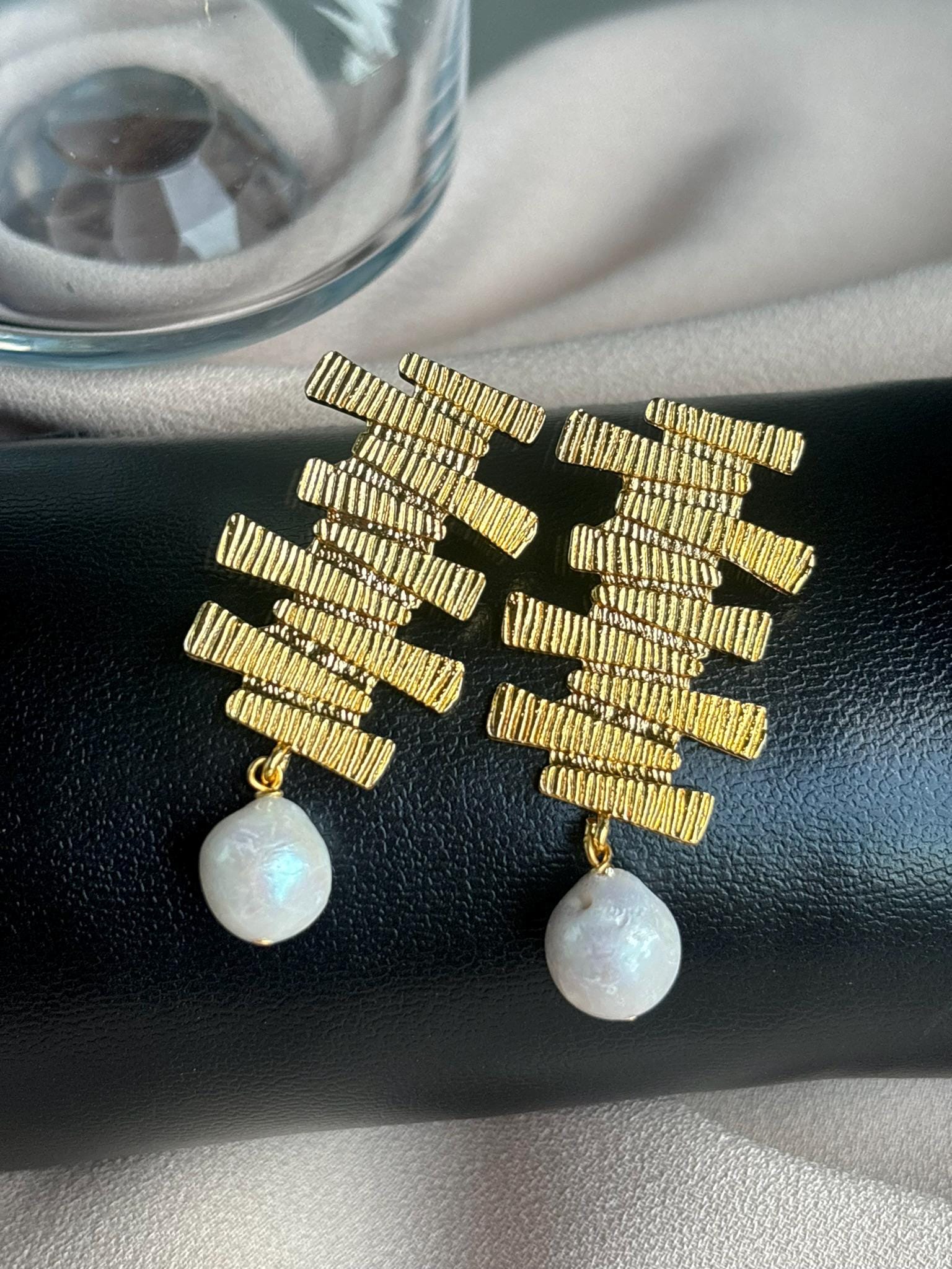 Zick-Zack-Design Gemusterte Krone Natürliche Edison Perle Ohrringe von BuinJewellery