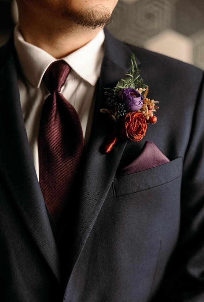 Burgunder Boutonniere, Juwelenfarben Dunkle Hochzeit Bräutigam Corsage, Schwarze Hochzeit, Juwelenhochzeit Boutonniere von BuketisFloralDesign
