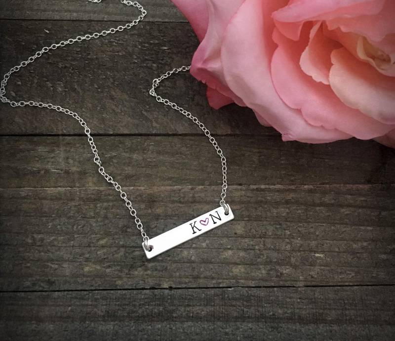 Handgestempelte Bar Halskette, Personalisierte Halskette Handgestempelte Bar Halskette, Personalisierte Halskette von BulletsForBelles
