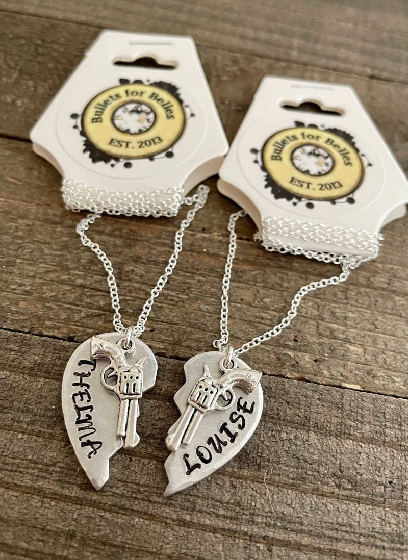 Handgestempelte Halskette, Handgestempeltes Herz Halskette Set, Thelma Und Louise Set Handgestempelte Halskette, Handgestempeltes Herz Halskette Set, Thelma Und Louise Set von BulletsForBelles