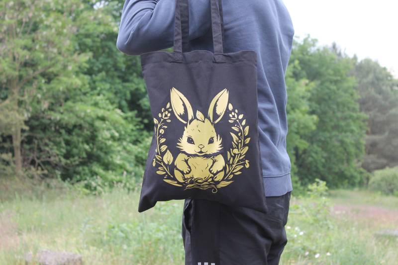 Schwarzer Baumwollbeutel Mit Süßem Hasen Motiv in Gold Handbedruckt Öko Tex Zertifiziert Kawaii Düsteres Tierdesign Handmade Tasche Schwarzer Baumwollbeutel Mit Süßem Hasen Motiv in Gold Handbedruckt Öko Tex Zertifiziert Kawaii Düsteres Tierdesign Handmade Tasche von BullyBlack