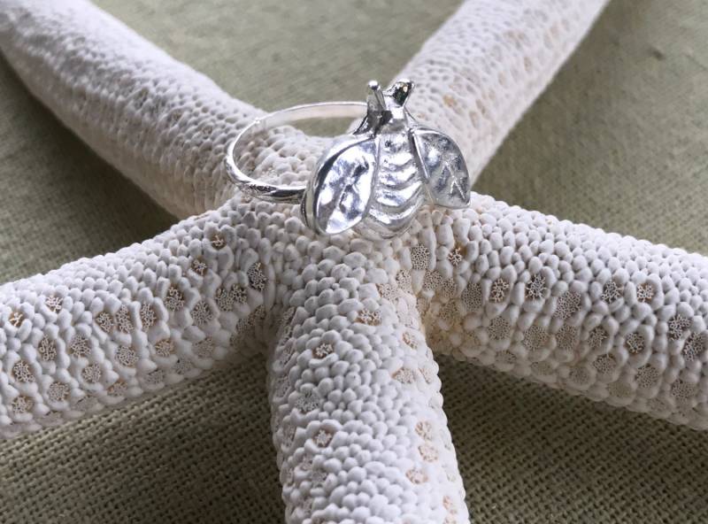 Feinsilber Und Sterling Silber Hummel Honig Biene Insekt Ring Mit Gemusterten Band - Handgefertigt Aus Metal Clay -Uk Größe K Oder Us 5, 25 2K von Bumbleshuffle