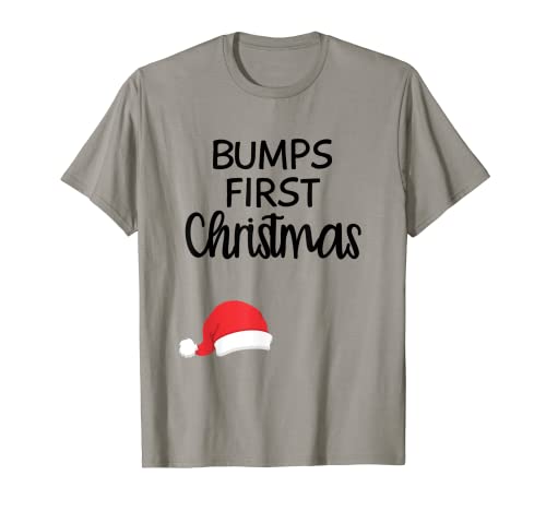 Bumps First Christmas Shirt Lustiges Weihnachten Umstandsshirt T-Shirt von Bumps First