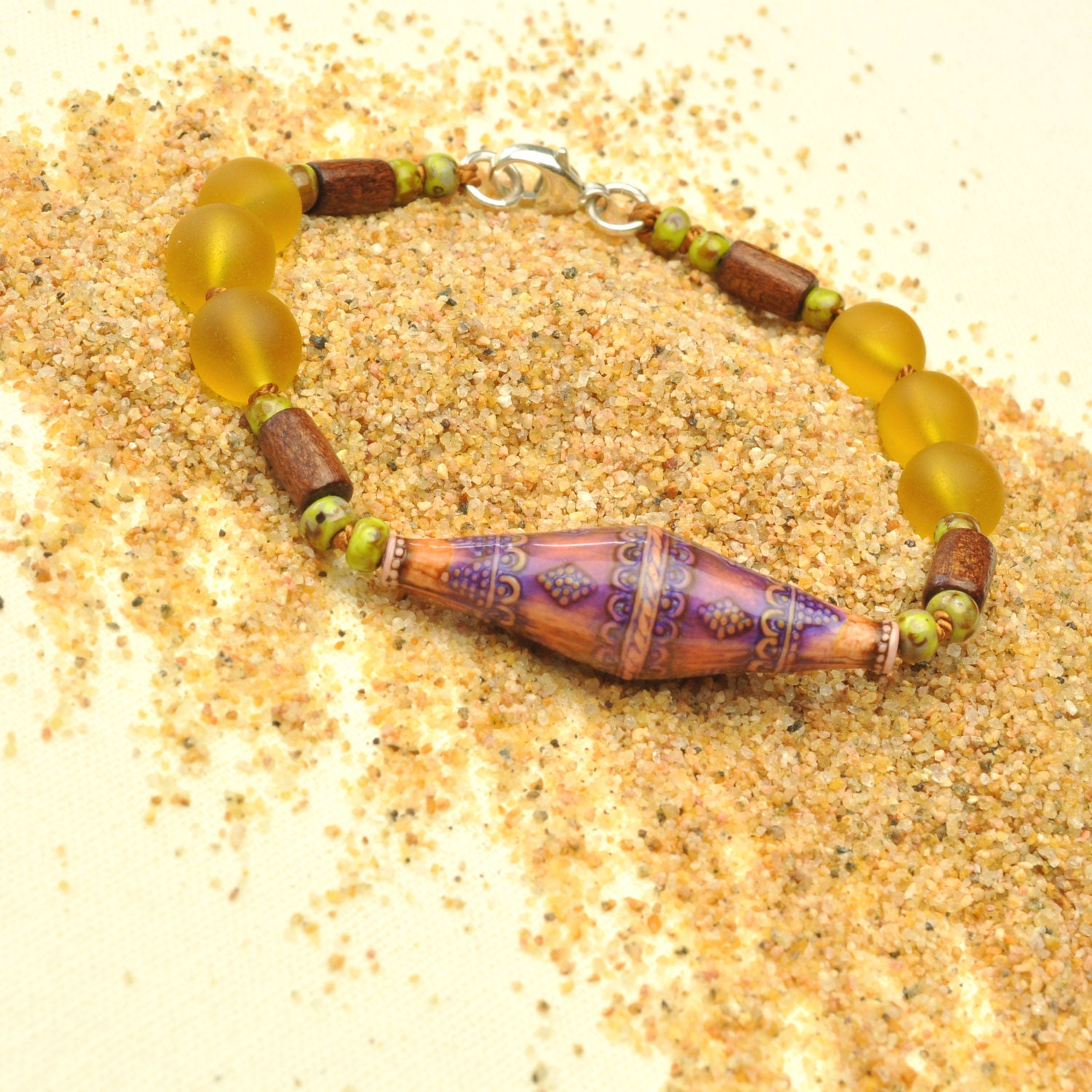 Bicone Stimmung Perle Mit Fair Trade Harz Hand Geknotet Armband von Bungalow42