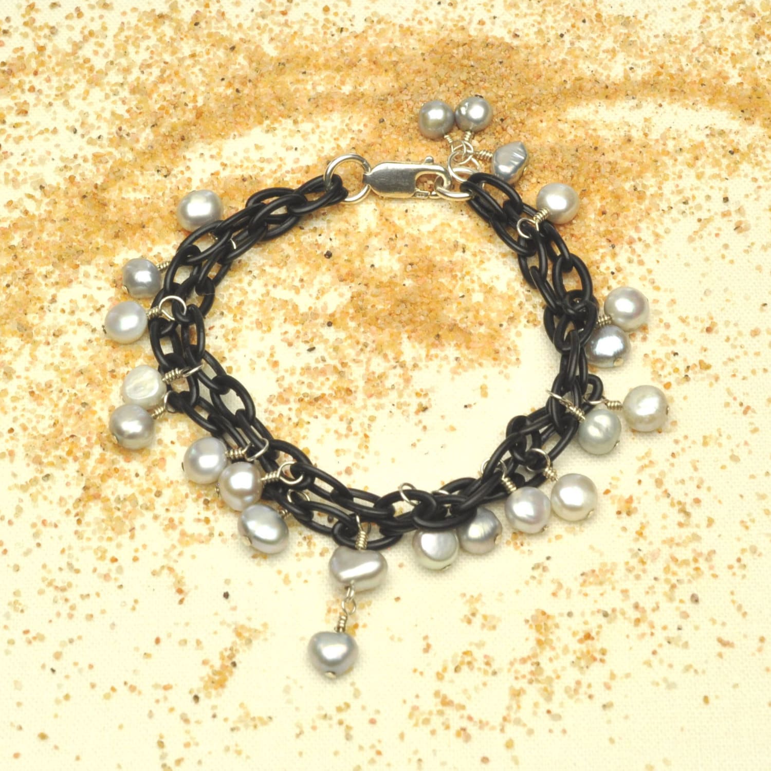 Graue Perlen Doppel Strang Armband von Bungalow42