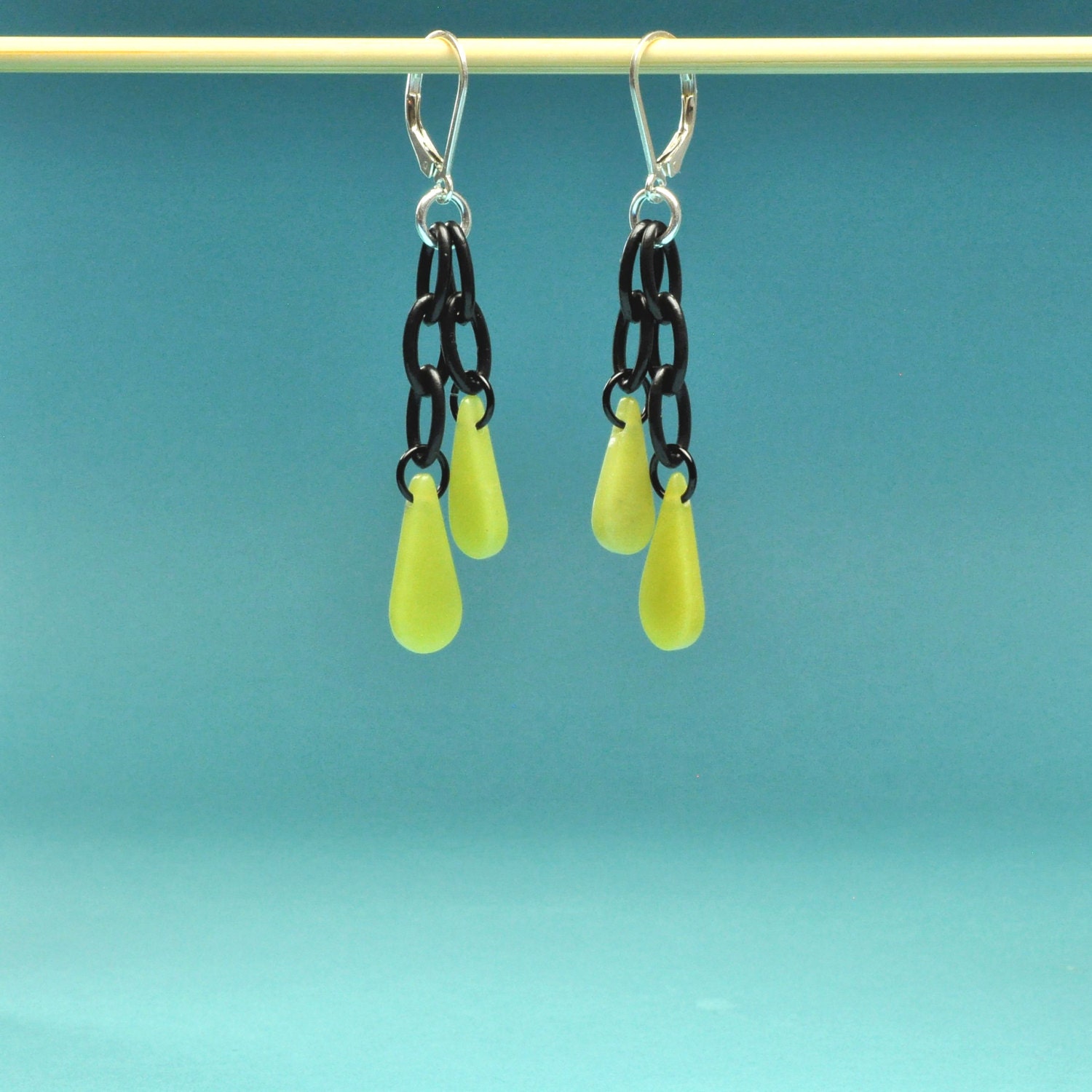 Leichte Olive Jade Teardrop Ohrringe von Bungalow42