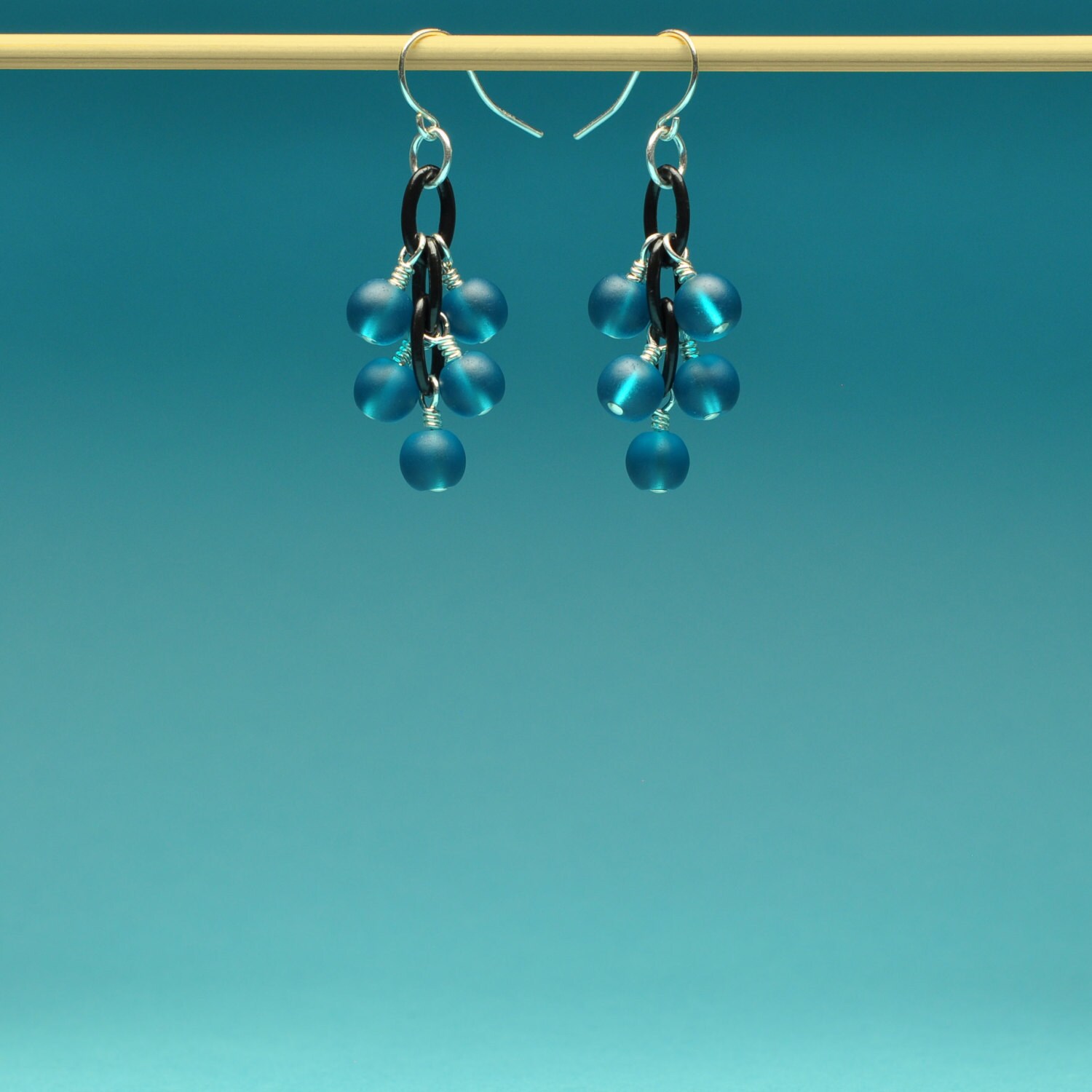 Petrol Meer Glas Auf Schwarze Ohrringe von Bungalow42