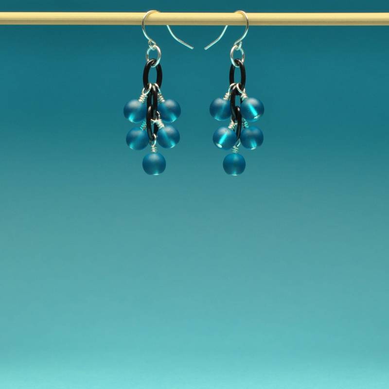 Petrol Meer Glas Auf Schwarze Ohrringe von Bungalow42