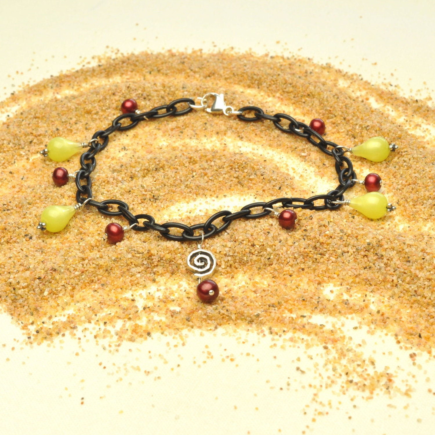 Schwarze Fußkettchen Mit Vintage Moonglow Tropfen Und Cranberry Perlen von Bungalow42