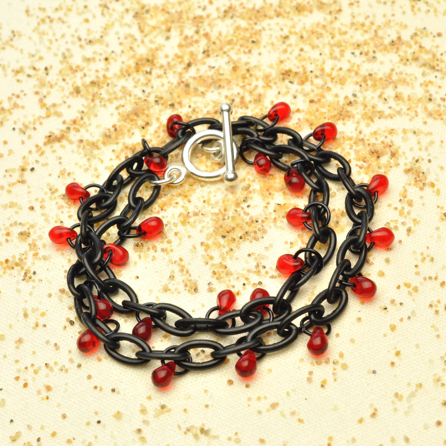 Siam Rot Mini Teardrop Wickelarmband von Bungalow42