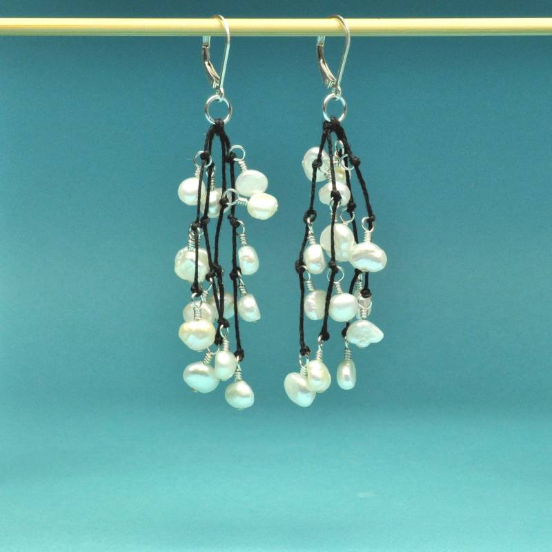 Weiße Perlen Auf Schwarze Ohrringe von Bungalow42