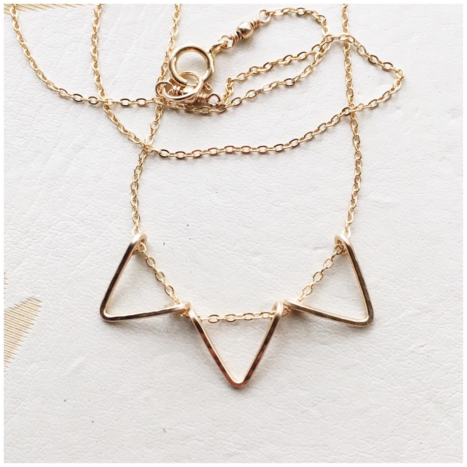 Mini Gold Triangle Bunting Halskette von BunniesInLA