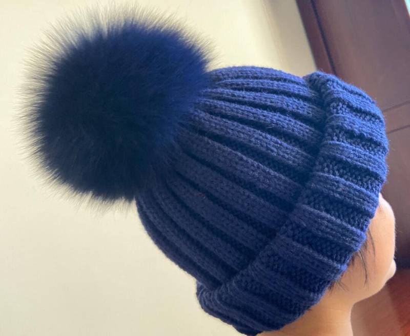 Gestrickte Wollmütze Mit Großem Knäuel - Wintermütze Für Kinder/Erwachsene von BunnyGLG