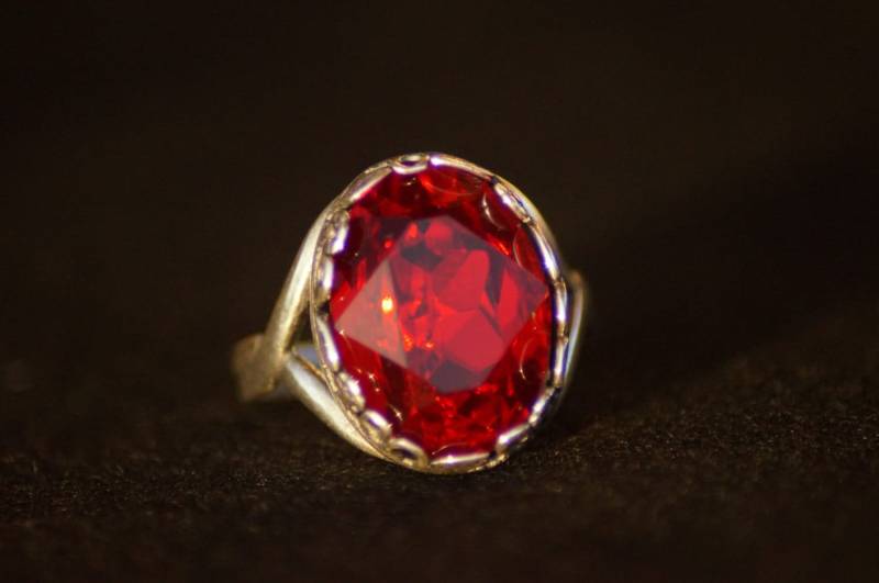 Ring Aus Antikem Silber Mit Ovalen Rubinrinnsalen Ring Aus Antikem Silber Mit Ovalen Rubinrinnsalen von BunnyJewel