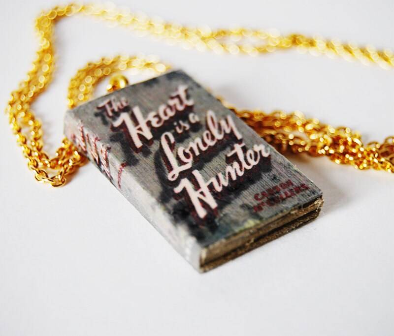 Das Herz Ist Ein Einsamer Jäger Mini-Buch-Halskette von Bunnyhell