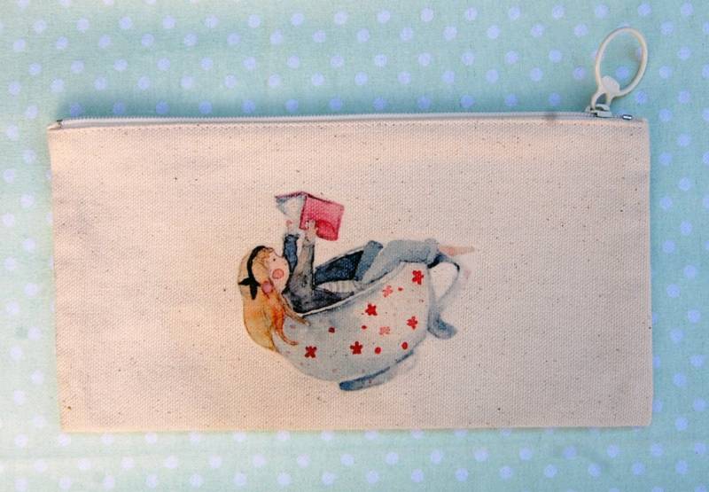 Aquarell Leinwand Beutel/Bleistift-Beutel - Mädchen Beim Lesen in Der Tasse von BunnywithascarfShop