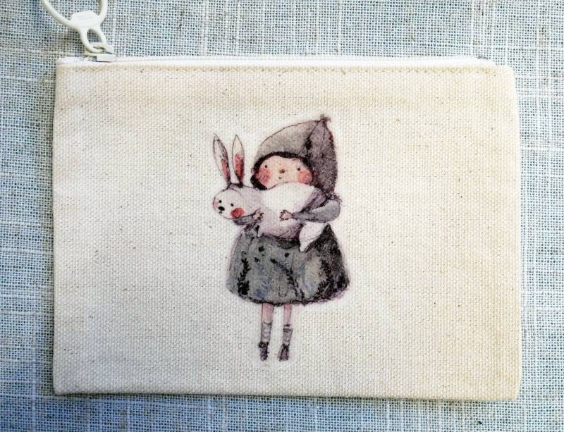Kleines Täschchen Mit Aquarell & Tusche Illustration Bedruckt - Ein Mädchen, Das Einen Hasen Hält von BunnywithascarfShop